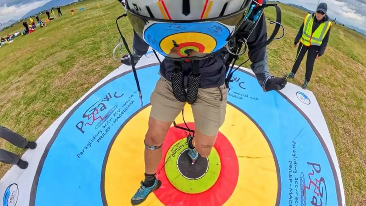 V&iacute;ctor Rodr&iacute;guez 'Moncho' despega hacia la &eacute;lite mundial del parapente. El leon&eacute;s logra la plata por equipos en la Copa del Mundo de Macedonia del Norte y se consolida entre los diez mejores pilotos del circuito internacional tras mes y medio de &eacute;xitos en Europa.