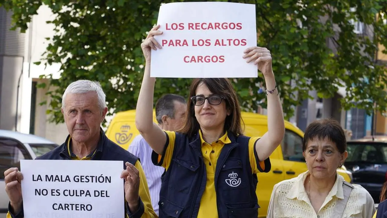 Concentraci&oacute;n de los trabajadores de Correos en Ponferrada para reclamar m&aacute;s personal y mejora del servicio