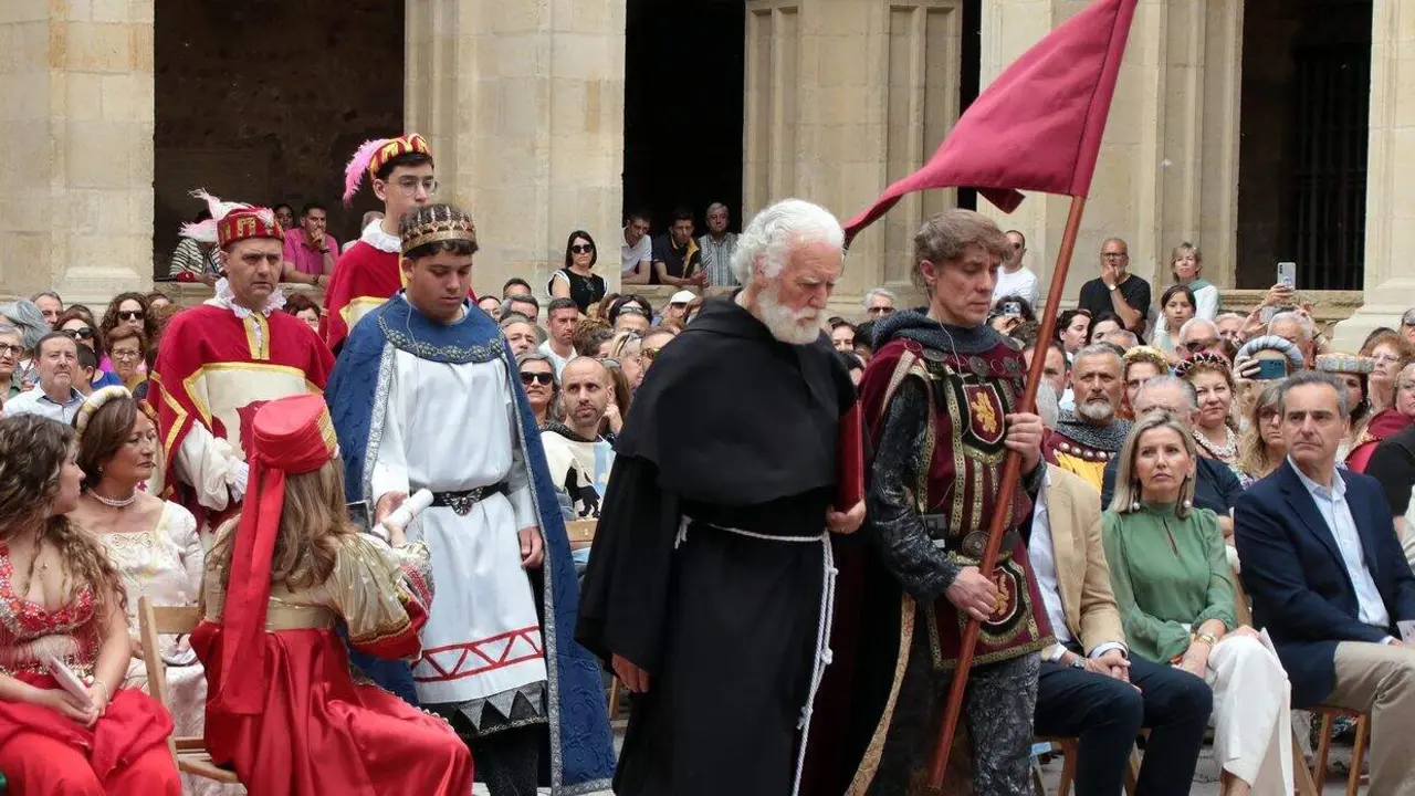La Asociaci&oacute;n Cultural El Trovador Leon&eacute;s lleva a cabo una representaci&oacute;n de las Cortes de 1188 bajo el t&iacute;tulo &lsquo;Al Alba del Parlamentarismo&rsquo;