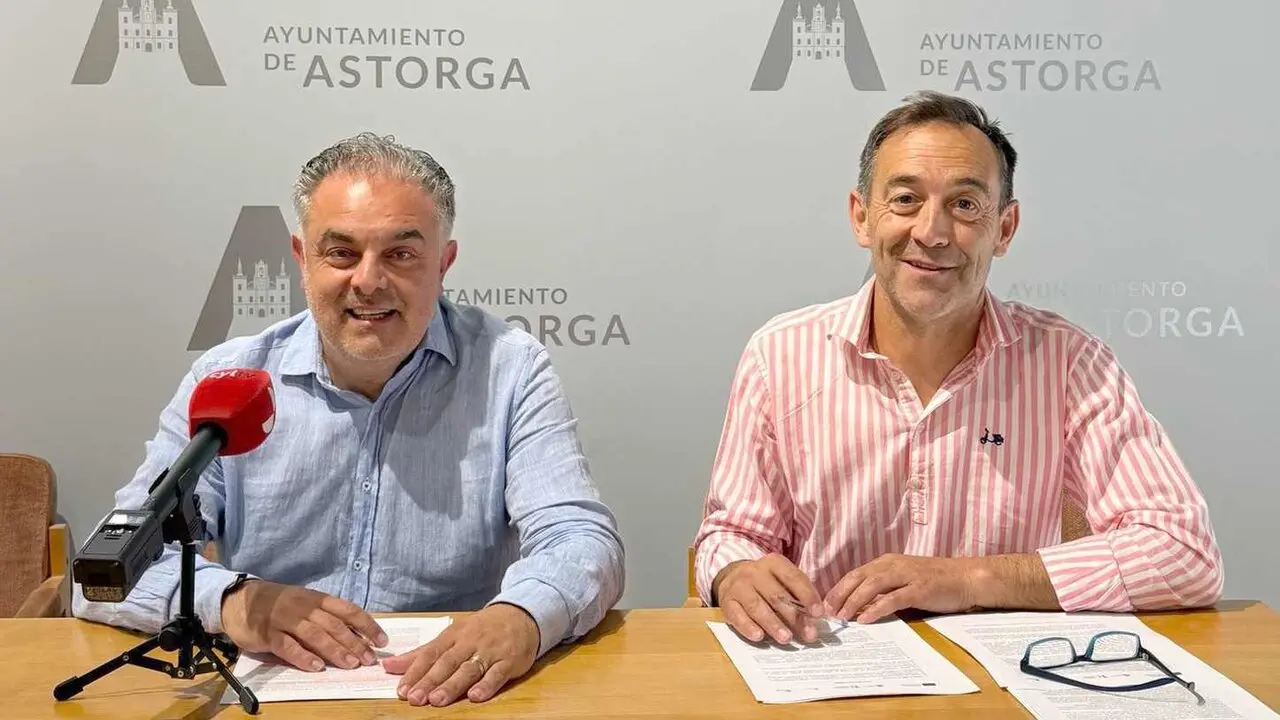 Un instante de la firma del acuerdo entre el Ayuntamiento de Astorga y el Somacyl.
