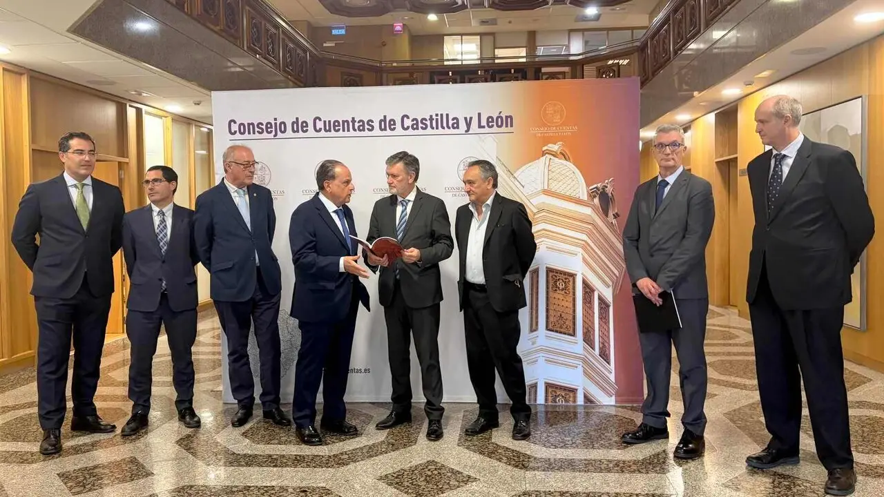El presidente del Consejo de Cuentas de Castilla y Le&oacute;n, Mario Amilivia, entreg&oacute; este martes al presidente de las Cortes de Castilla y Le&oacute;n, Francisco V&aacute;zquez, la Memoria de Actividades correspondiente al ejercicio 2025.