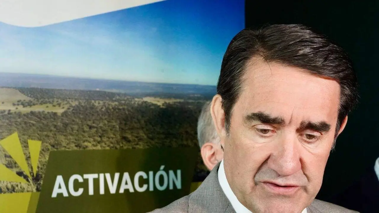 El consejero de Medio Ambiente, Vivienda y Ordenaci&oacute;n del Territorio, Juan Carlos Su&aacute;rez-Qui&ntilde;ones, inaugura la Jornada de Propietarios Forestales, organizada por Fafcyle junto a su presidente Jes&uacute;s Pesta&ntilde;a