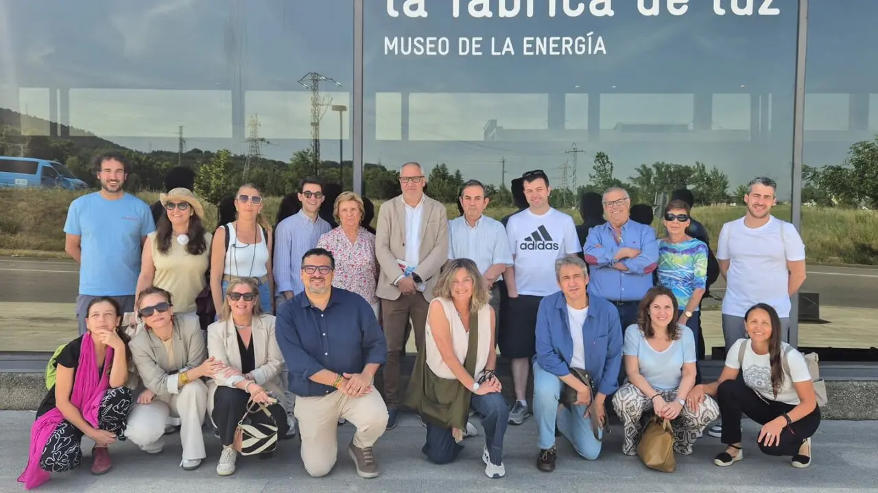 Olegario Ram&oacute;n (arriba en el centro) junto a los representantes de la comarca madrile&ntilde;a de Las Vegas y Alcarria. Foto: CCB.