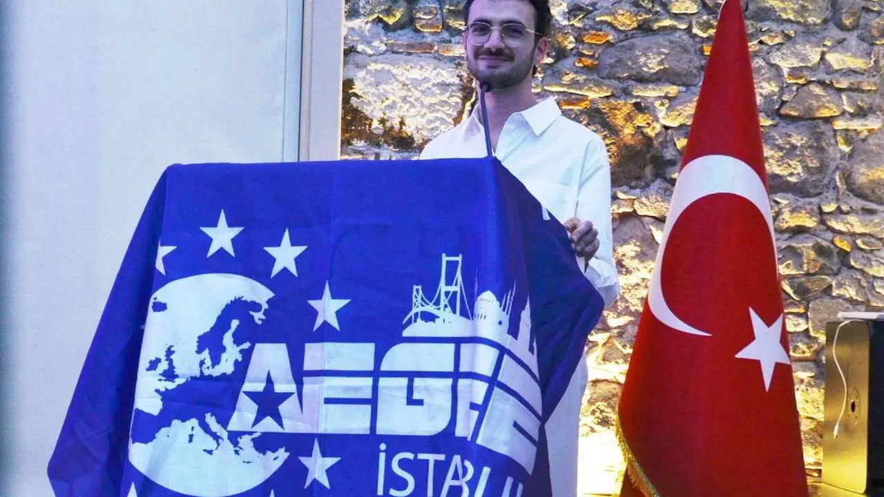 El graduado en Comercio por la ULE, David Mediavilla, en la asamblea de Turqu&iacute;a. Foto: ULE.