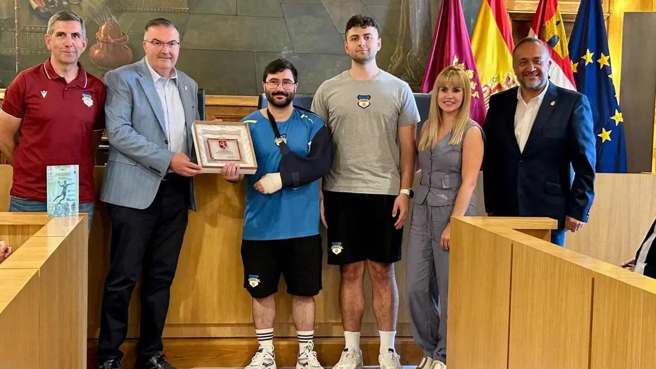 La Diputaci&oacute;n de Le&oacute;n recibe al BM Sariegos tras su reciente ascenso a Primera Nacional. El presidente, Gerardo &Aacute;lvarez Courel, el vicepresidente y alcalde de Sariegos, Roberto Aller, y la diputada de Deportes, Patricia Mart&iacute;nez, han felicitado al club por el &eacute;xito conseguido.