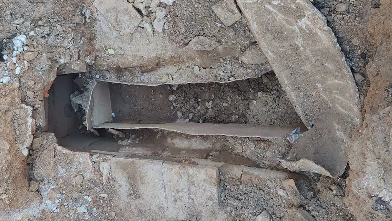 Sarc&oacute;fago localizado durante el proceso de excavaci&oacute;n en el solar.