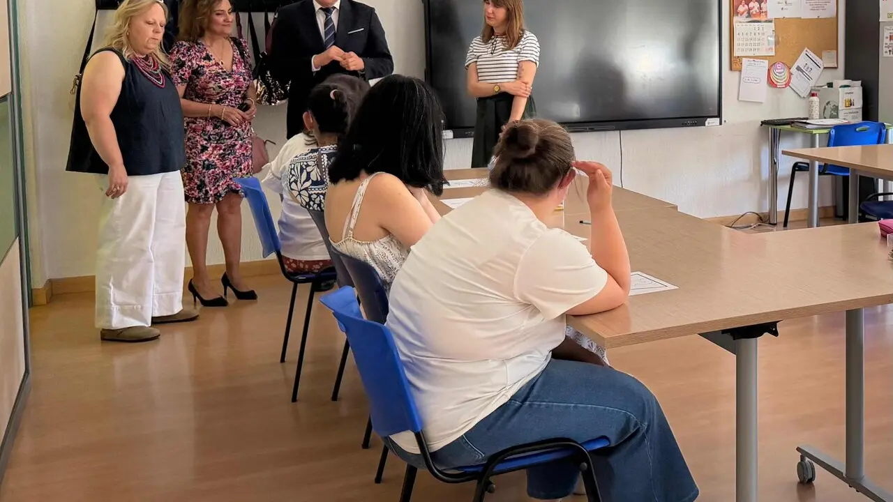 Nicanor Sen destaca la labor de Amidown Le&oacute;n por la inclusi&oacute;n. El delegado del Gobierno visita la asociaci&oacute;n leonesa y subraya el compromiso con las personas con discapacidad intelectual y sus familias.