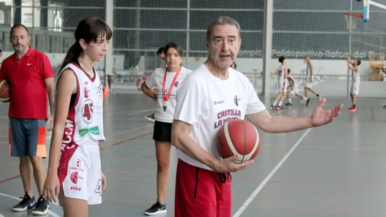 &Aacute;ngel Jare&ntilde;o, durante su participaci&oacute;n en un campus de baloncesto.