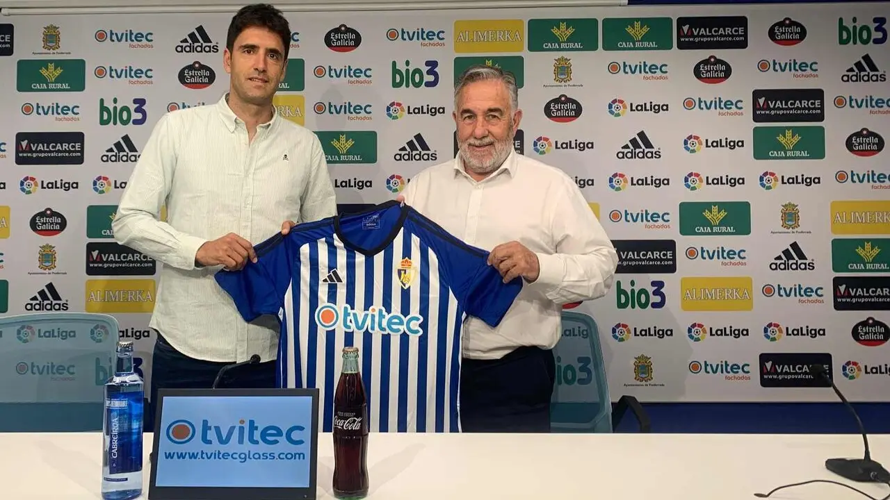 V&eacute;lez, en su presentaci&oacute;n como entrenador de la Ponferradina, donde termin&oacute; siendo cesado.