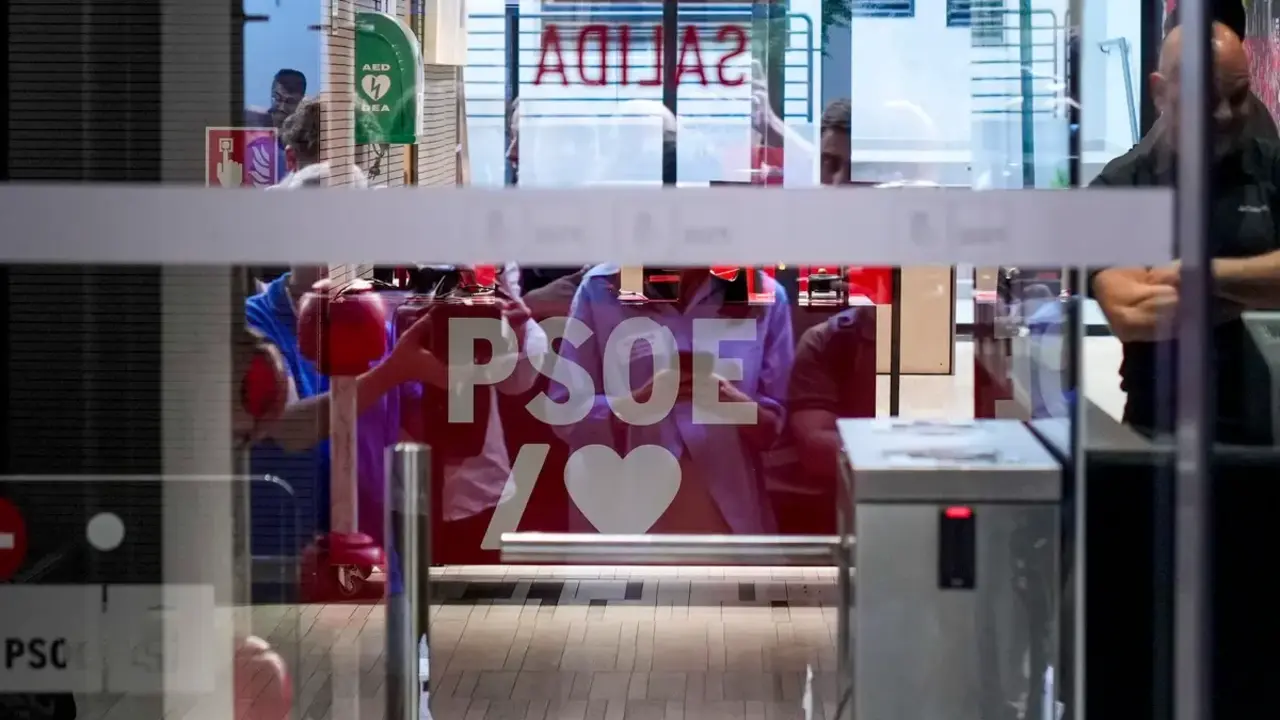 La UCO, durante la investigaci&oacute;n en la sede central del PSOE en Ferraz.