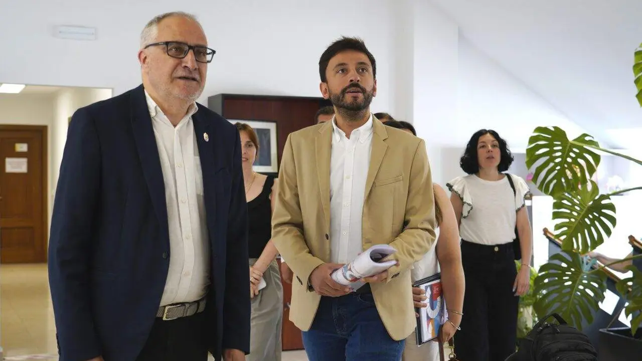 El presidente del Consejo Comarcal del Bierzo, Olegario Ram&oacute;n (I)) junto al procurador en Cortes, Fran D&iacute;az (D), durante su visita a la instituci&oacute;n berciana