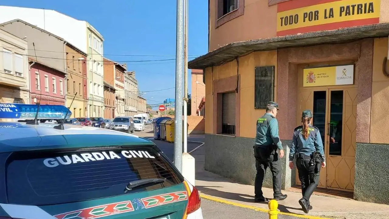 Agentes de la Guardia Civil en la localidad de La Ba&ntilde;eza.
