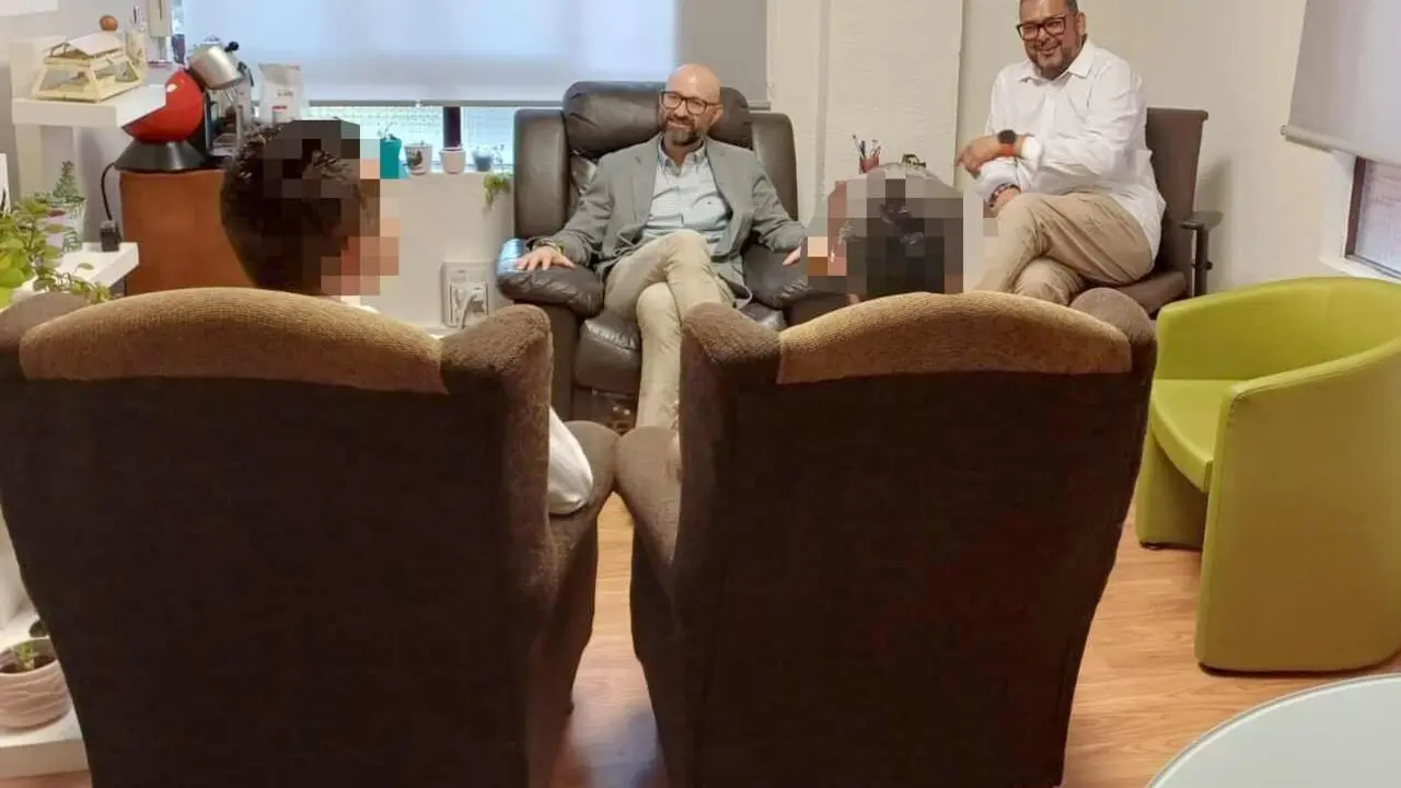 El subdelegado del Gobierno, durante el encuentro con algunos de los participantes en Proyecto hombre.