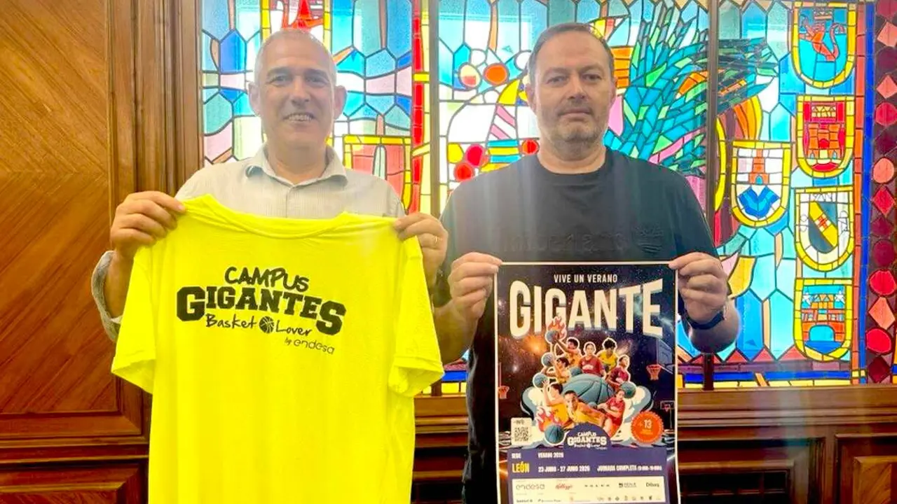 Un instante de la presentaci&oacute;n del Campus Gigantes Basket en el ayuntamiento de Le&oacute;n.