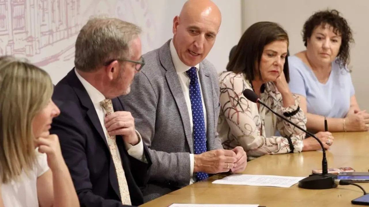 El alcalde de Le&oacute;n, Jos&eacute; Antonio Diez, y el presidente de la Fundaci&oacute;n Laboral de la Construcci&oacute;n en Castilla y Le&oacute;n, Javier Vega, firman el contrato de cesi&oacute;n de la parcela para la construcci&oacute;n del futuro Centro de Formaci&oacute;n y Prevenci&oacute;n de Riesgos Laborales