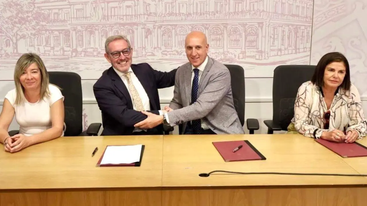 El alcalde de Le&oacute;n, Jos&eacute; Antonio Diez, y el presidente de la Fundaci&oacute;n Laboral de la Construcci&oacute;n en Castilla y Le&oacute;n, Javier Vega, firman el contrato de cesi&oacute;n de la parcela para la construcci&oacute;n del futuro Centro de Formaci&oacute;n y Prevenci&oacute;n de Riesgos Laborales