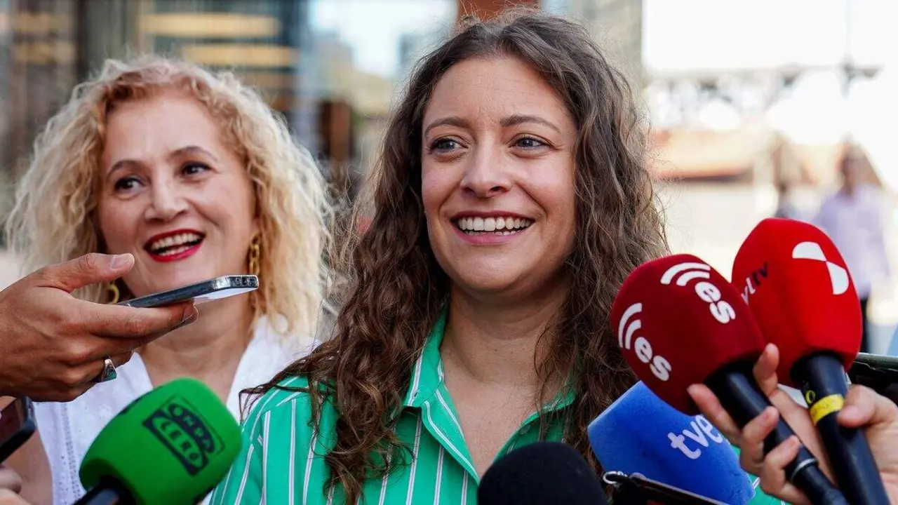 La presidenta del PP de Le&oacute;n y vicesecretaria nacional de Sanidad y Educaci&oacute;n, Ester Mu&ntilde;oz, analiza la situaci&oacute;n del transporte ferroviario en la provincia junto a la diputada Silvia Franco
