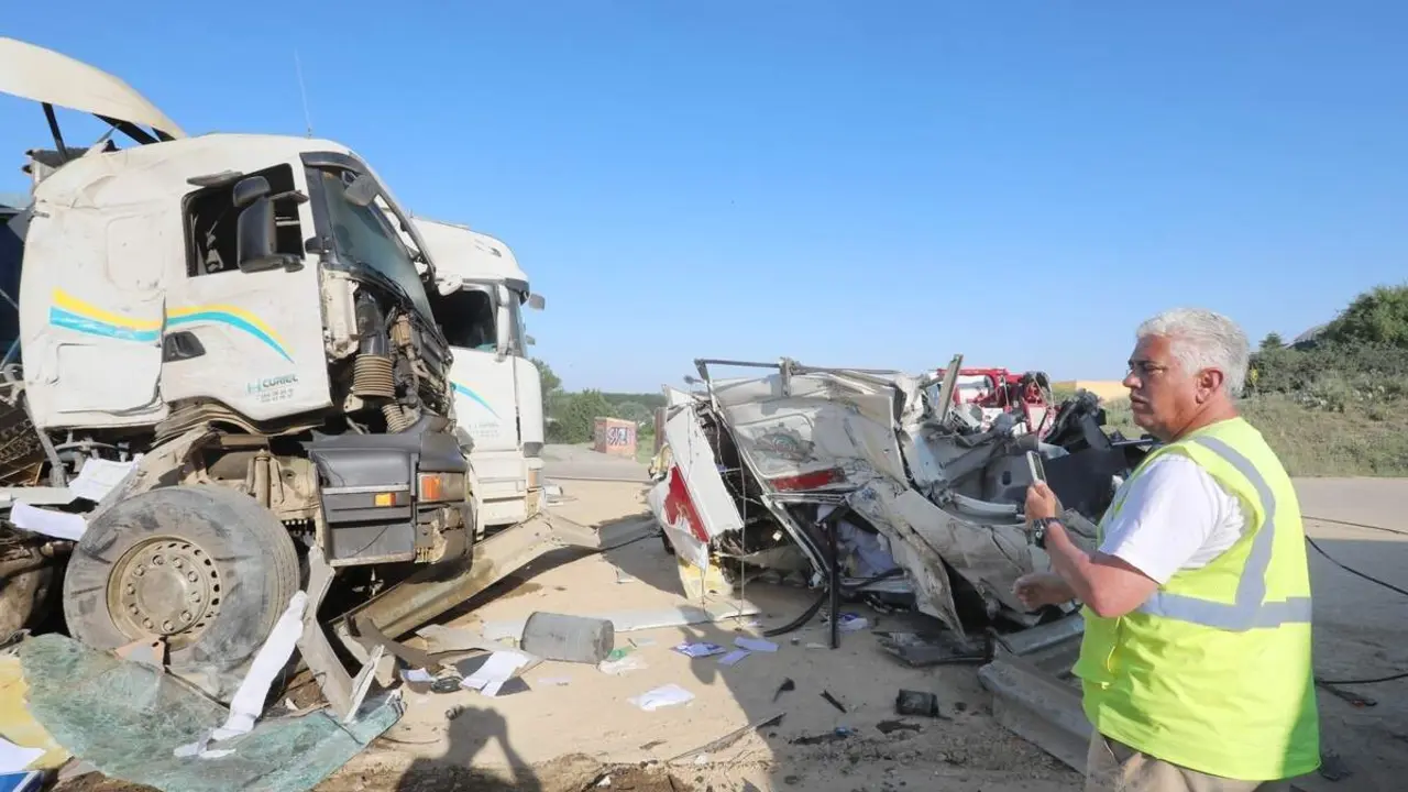 Fallece un camionero tras salirse de la v&iacute;a y chocar contra seis camiones en Monz&oacute;n de Campos (Palencia), el accidente se produjo de madrugada en la N-611 e una rotonda donde siempre habitualmente aparcan varios camiones de la obra del AVE