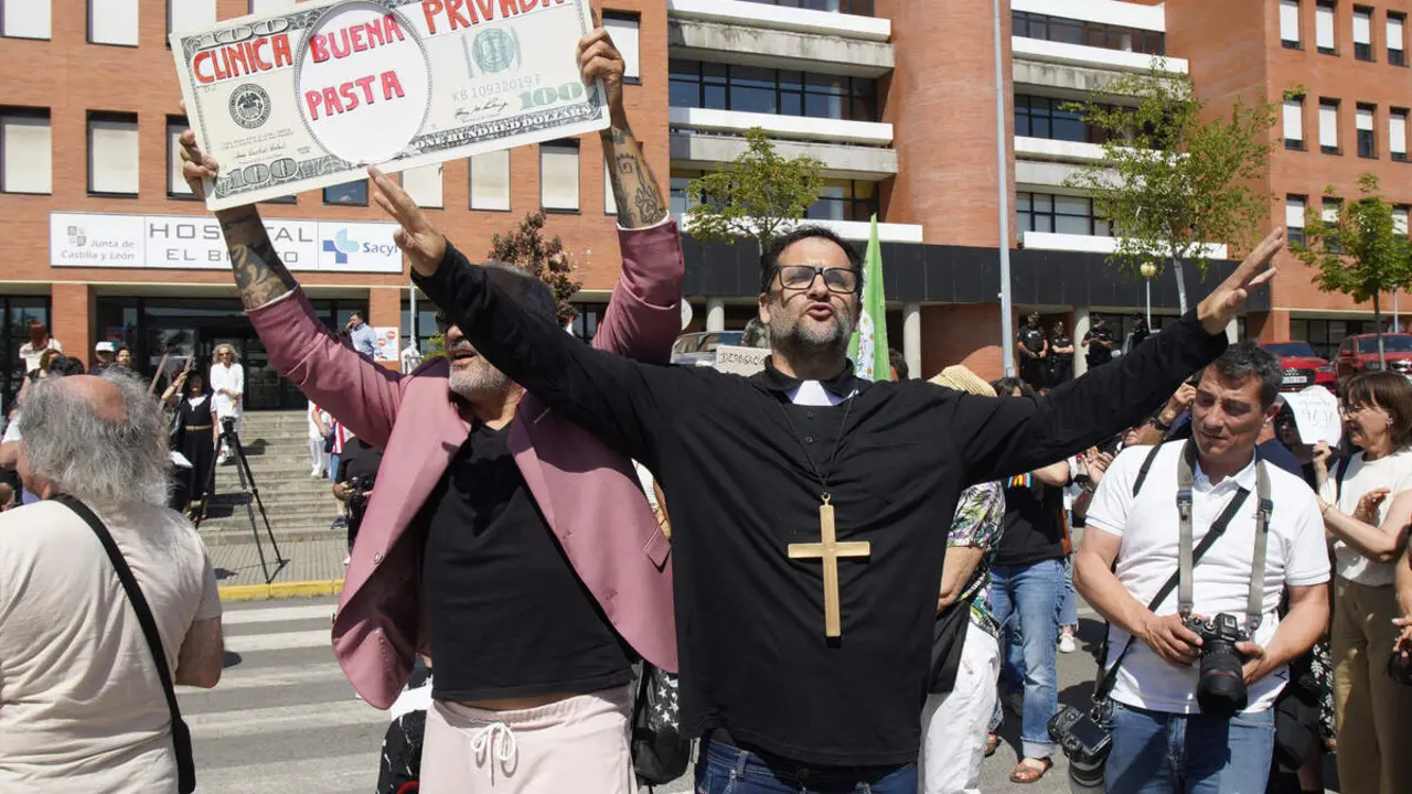 Concentraci&oacute;n &lsquo;T&uacute; decides, callar no cura&rsquo;, convocada por la plataforma OncoBierzo frente al hospital El Bierzo de Ponferrada