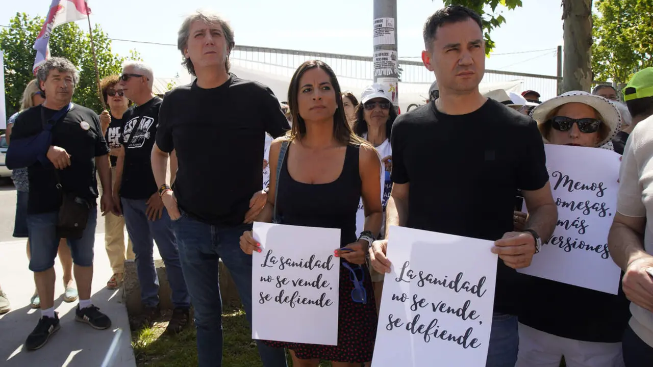 Concentraci&oacute;n &lsquo;T&uacute; decides, callar no cura&rsquo;, convocada por la plataforma OncoBierzo frente al hospital El Bierzo de Ponferrada