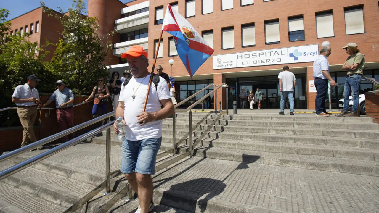 Imagen de archivo de una concentraci&oacute;n &lsquo;T&uacute; decides, callar no cura&rsquo;, convocada por la plataforma OncoBierzo frente al hospital El Bierzo de Ponferrada.