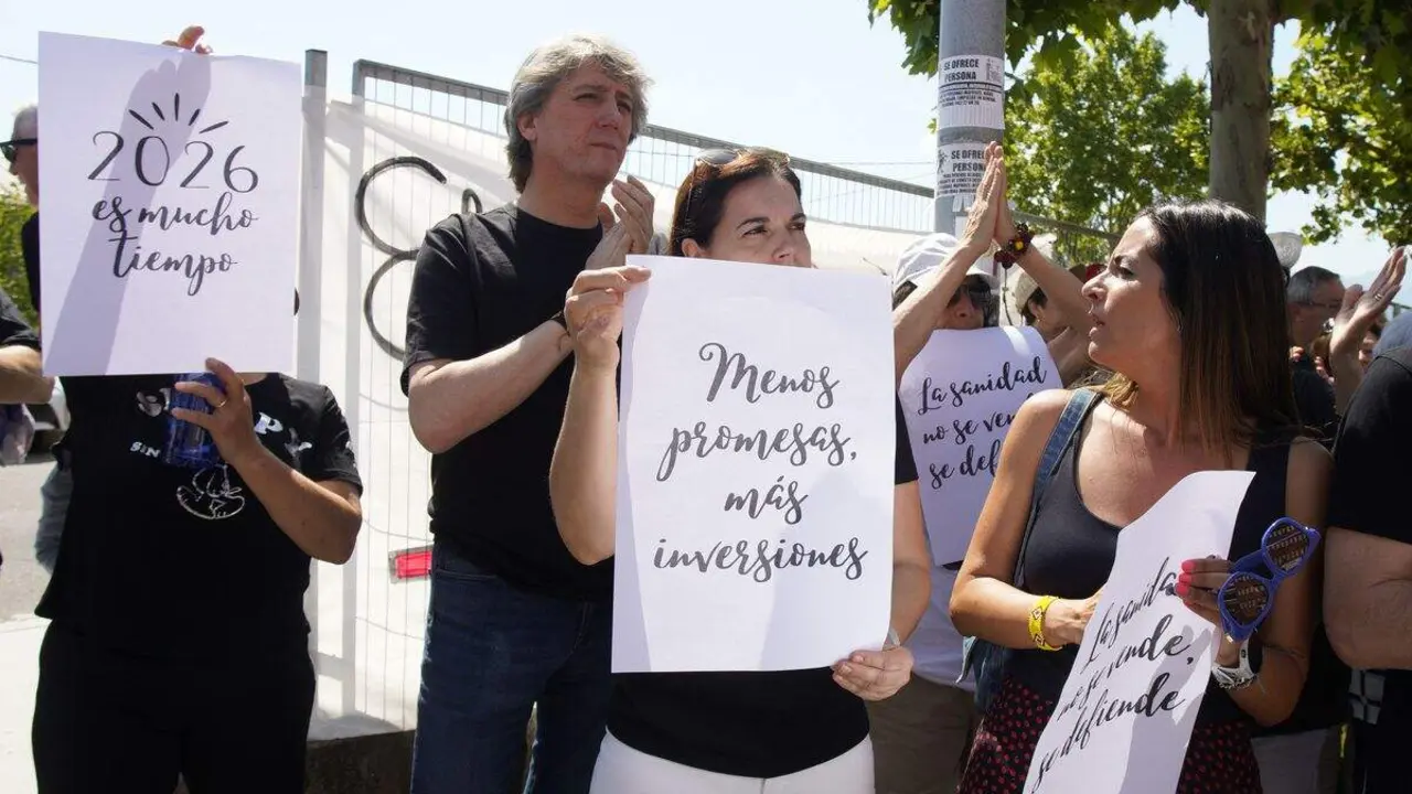 Concentraci&oacute;n &lsquo;T&uacute; decides, callar no cura&rsquo;, convocada por la plataforma OncoBierzo frente al hospital El Bierzo de Ponferrada