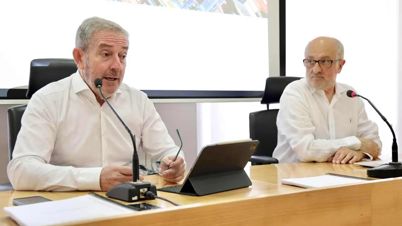 El presidente de la C&aacute;mara de Comercio de Le&oacute;n, Javier Vega, y el catedr&aacute;tico de la Universidad de Le&oacute;n, Jos&eacute; Luis Placer Gal&aacute;n, presentan el Informe sobre Comercio Exterior en la provincia de Le&oacute;n durante el a&ntilde;o 2025. Campillo