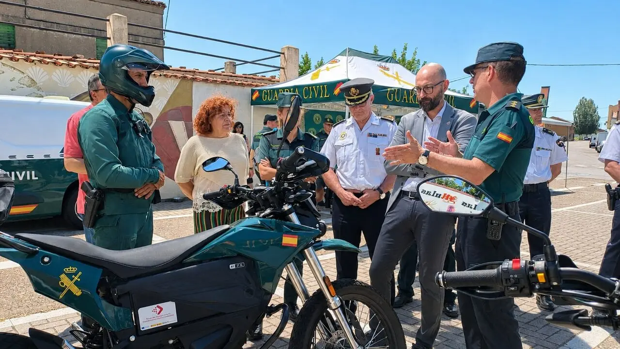 El Gobierno central ha activado en Le&oacute;n el dispositivo especial de seguridad del Camino de Santiago incluido en el Plan Seguridad Jacobea 2026, integrado a su vez en el Plan Turismo Seguro 2024-2027 del Ministerio del Interior. En la imagen, la presentaci&oacute;n en la localidad de Mansilla de las Mulas.