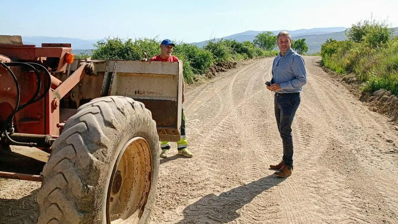 Iv&aacute;n Alonso en los trabajos de limpieza y acondicionamiento previos al aporte de material (Camino Maragatos)