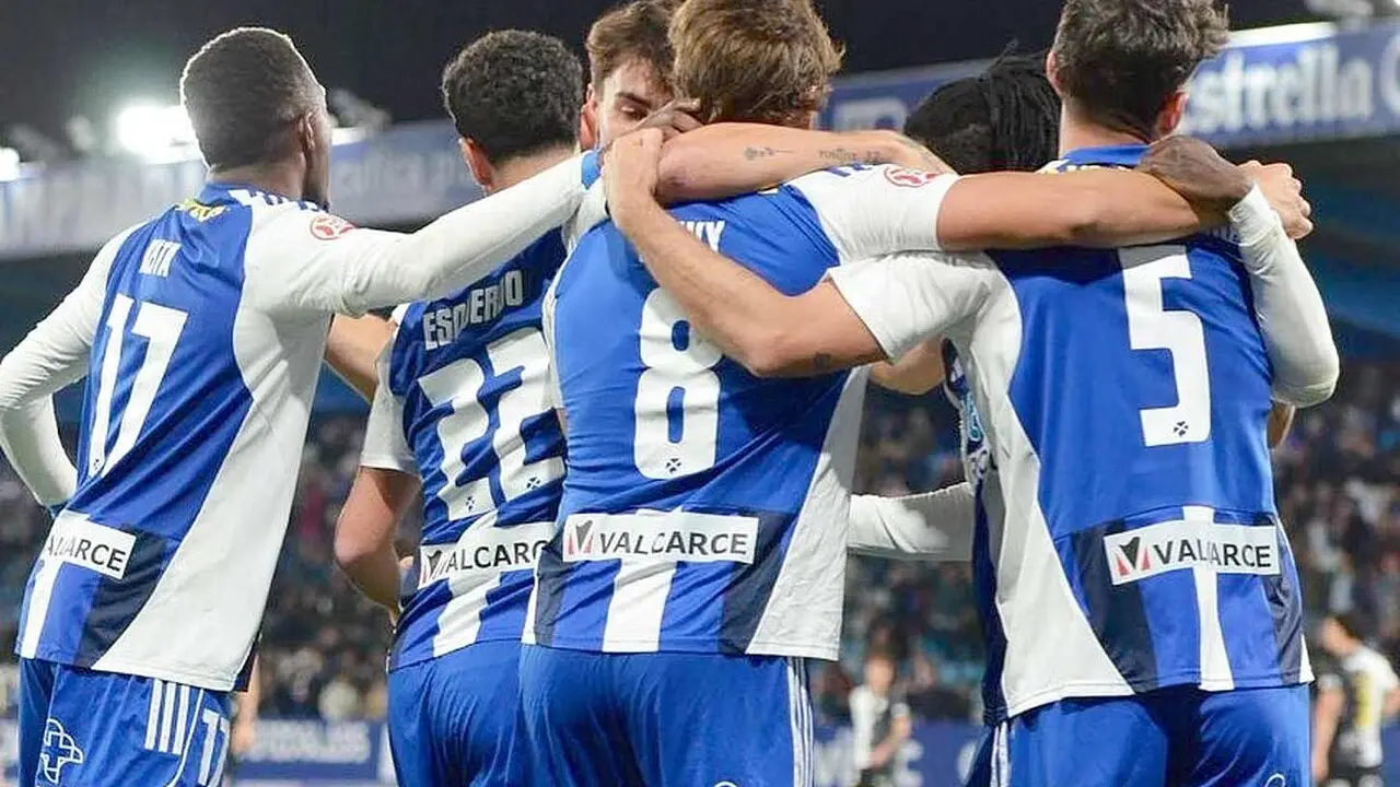 Los jugadores de la SD Ponferradina celebran uno de sus goles en El Toral&iacute;n.