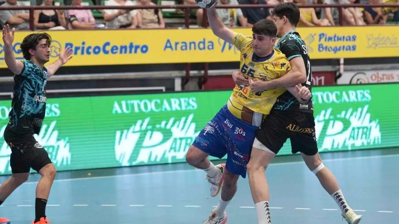La defensa del Ademar intenta frenar el ataque del equipo local.