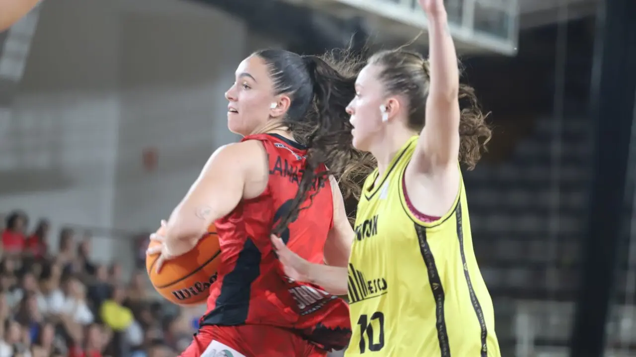 El Baloncesto Femenino Le&oacute;n dio este s&aacute;bado un golpe de autoridad en la final por el ascenso a la Liga Femenina Challenge. El equipo leon&eacute;s se impuso con claridad al Esco Grupo Femenino Alcorc&oacute;n (76-57) en el Palacio de Deportes de Le&oacute;n. Fotos: Isaac Llamazares