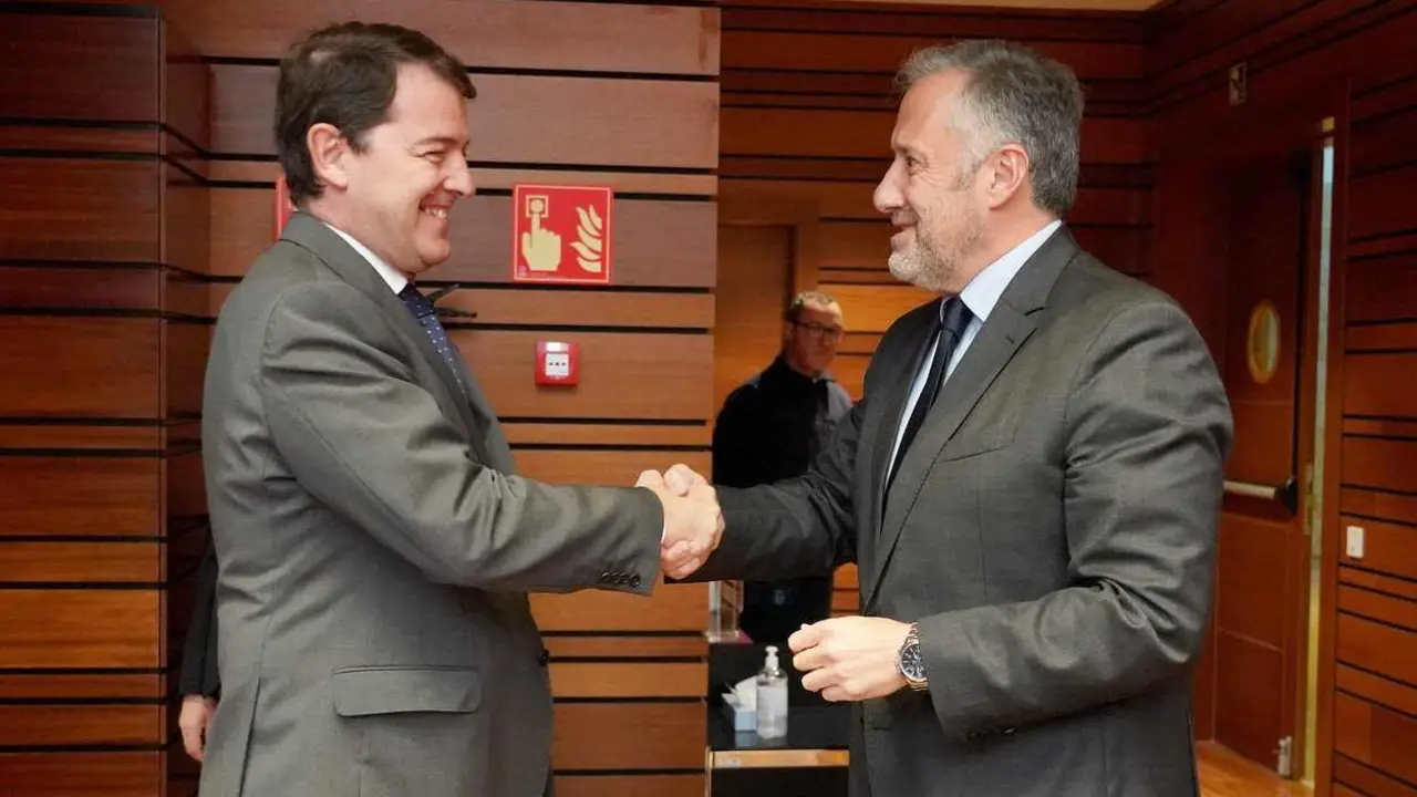 El presidente de la Junta, Alfonso Fern&aacute;ndez Ma&ntilde;ueco, saluda al presidente de las Cortes, Carlos Poll&aacute;n, a su llegada al hemiciclo para el Pleno de las Cortes de Castilla y Le&oacute;n.