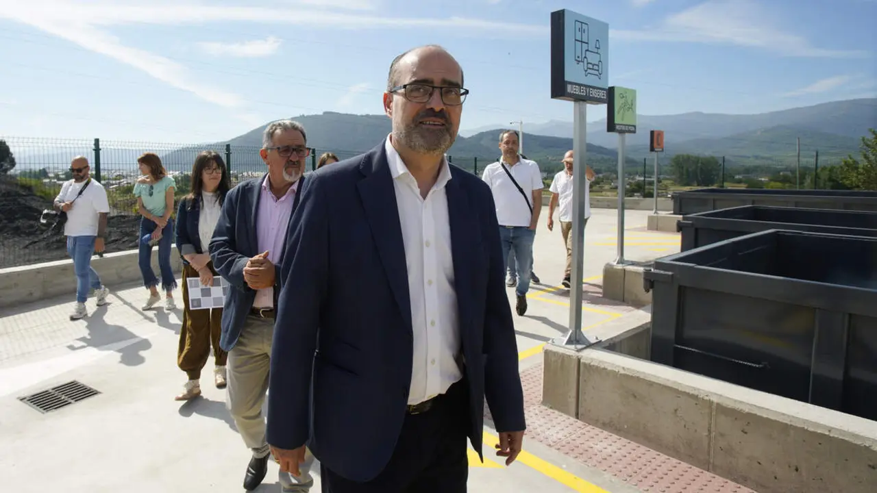 El alcalde de Ponferrada, Marco Morala, durante la presentaci&oacute;n de las mejoras del Punto Limpio