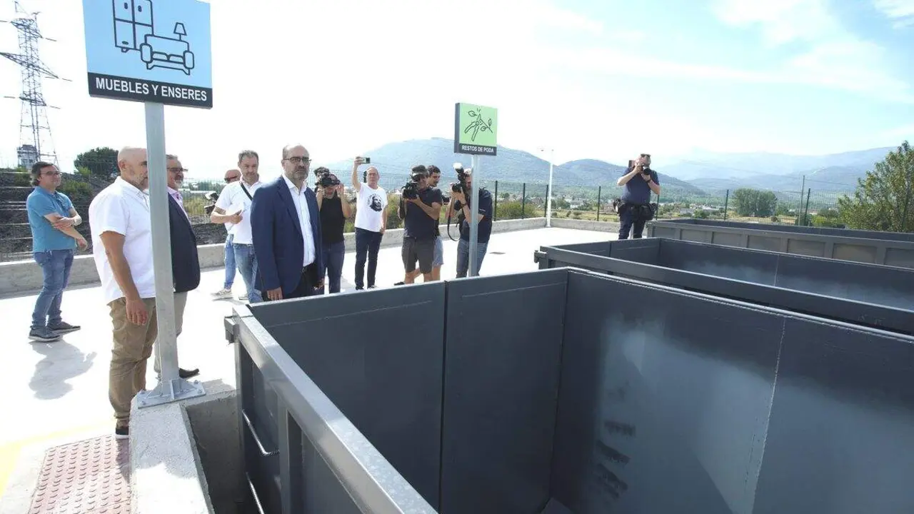 El alcalde de Ponferrada, Marco Morala, durante la presentaci&oacute;n de las mejoras del Punto Limpio