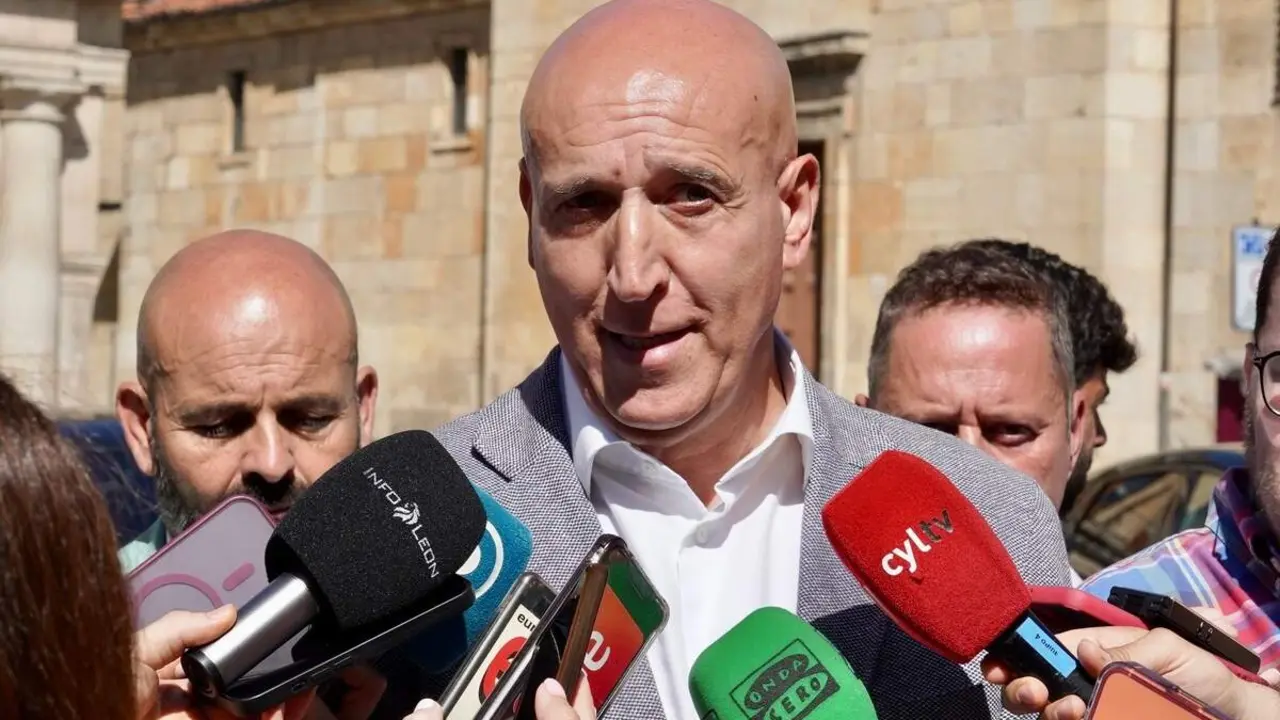 El presidente del C&iacute;rculo Empresarial Leon&eacute;s, Julio C&eacute;sar &Aacute;lvarez, el de la Asociaci&oacute;n de Concesionarios Oficiales de Le&oacute;n, Roberto Rodr&iacute;guez, y el alcalde de Le&oacute;n, Jos&eacute; Antonio Diez, presentan la d&eacute;cima edici&oacute;n del Sal&oacute;n del Veh&iacute;culo Nuevo Acole-Cel