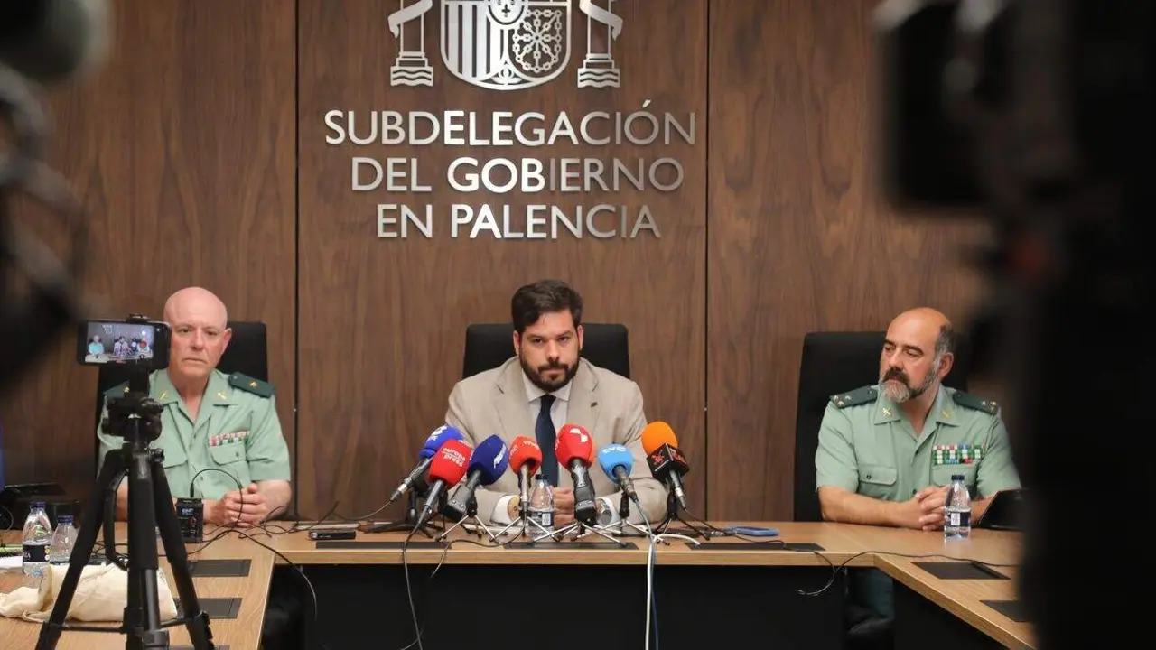 El subdelegado del Gobierno en Palencia, Eduardo Santiago, comparece junto a la Guardia Civil, tras el tr&aacute;gico suceso acontecido en el Embalse de Ba&ntilde;os de Cerrato, en el que han fallecido dos mujeres de 32 y 52 a&ntilde;os