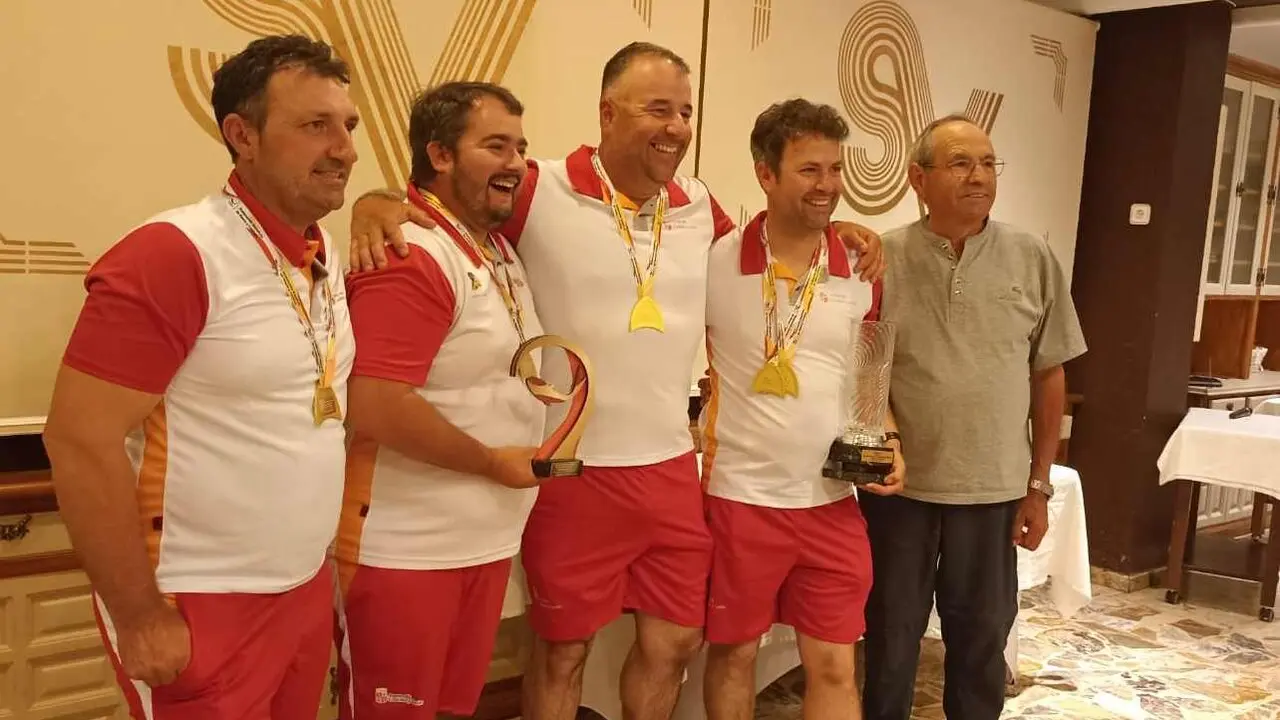Imagen de los ganadores del campeonato de pesca, una cita con protagonismo leon&eacute;s.