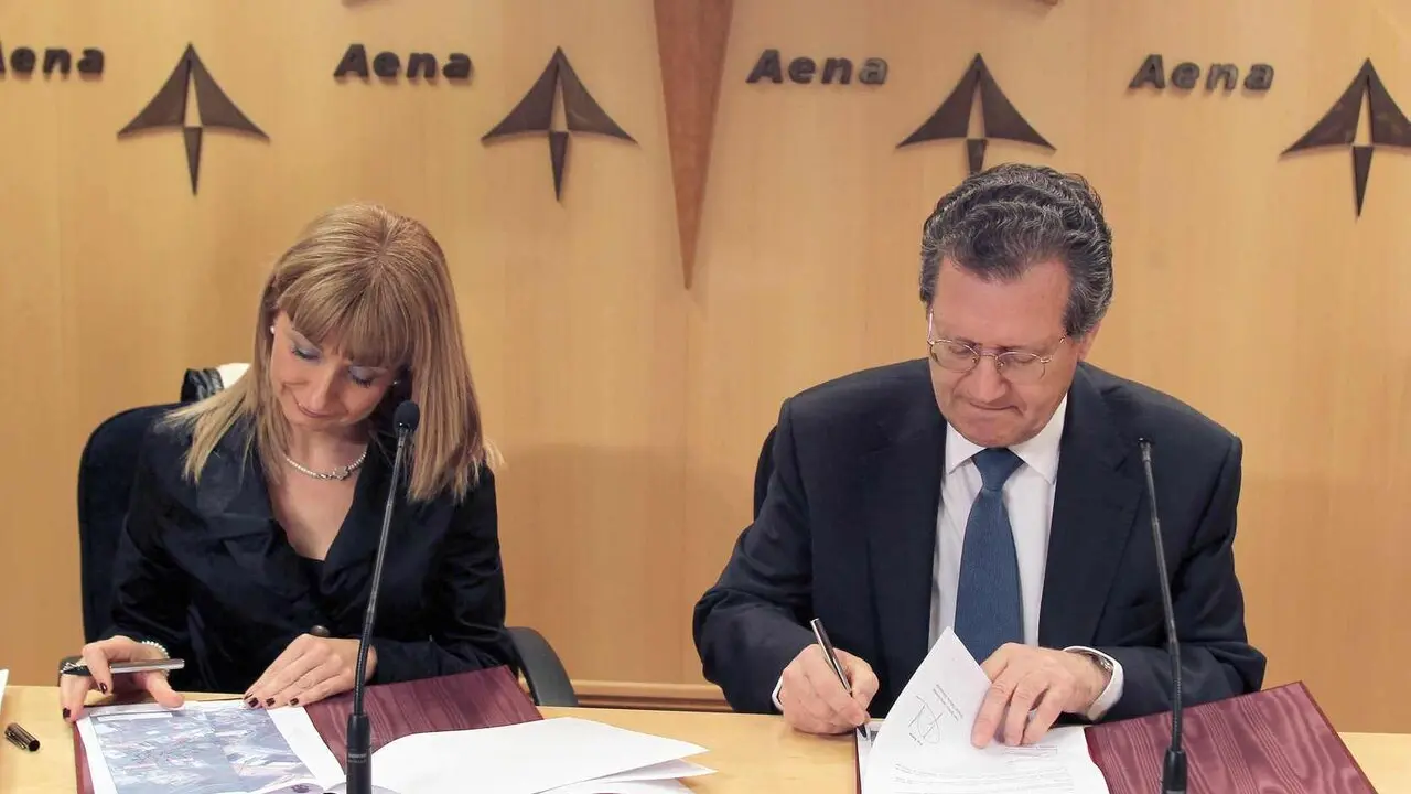 La alcaldesa  de San Andr&eacute;s de Rabanedo (Le&oacute;n),  Mar&iacute;a Eugenia Gancedo, y el presidente de Aena, Juan I. Lema, durante la firma de un acuerdo para la construccion de un nuevo acceso al aeropuerto de Leon