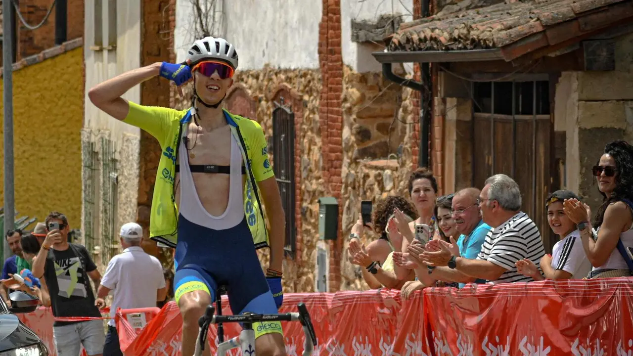 El corredor del Sanse se impone en Garrafe de Tor&iacute;o tras una escapada en solitario y lidera el dominio de su equipo en una prueba marcada por la participaci&oacute;n, la afluencia de p&uacute;blico y la impecable organizaci&oacute;n.