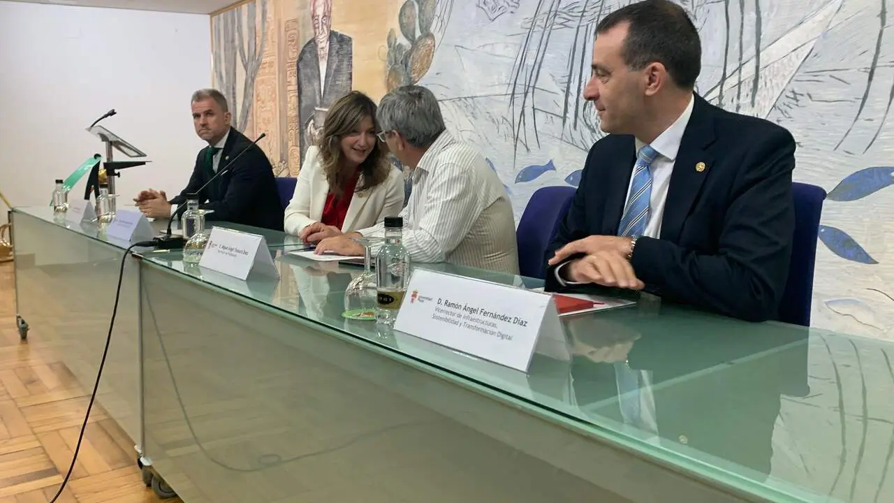 La rectora de la ULE, en un instante de la rueda de prensa. Foto: A.F. Reca