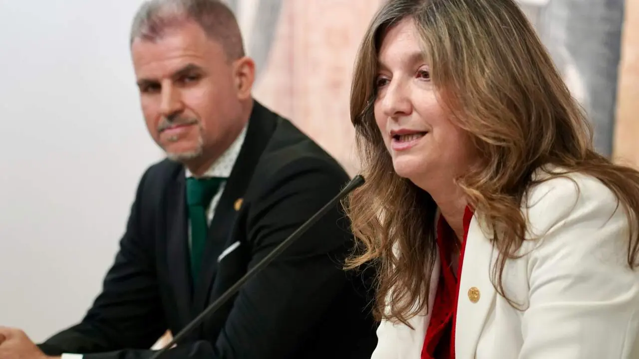 La rectora de la ULE, Nuria Gonz&aacute;lez, informa sobre la implantaci&oacute;n del Grado en Medicina junto a parte de su equipo de gobierno, este martes. Foto: Campillo.