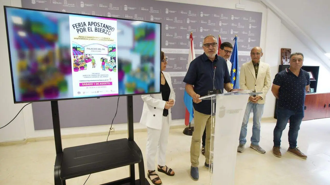 El presidente del Consejo Comarcal del Bierzo, Olegario Ram&oacute;n (2I), durante la presentaci&oacute;n de las campa&ntilde;as 'Apostando por el Bierzo. Naturalmente', junto a los representantes de los ayuntamientos de Palacios del Sil, Toreno y Torres del Bierzo (Le&oacute;n), en los que se va a desarrollar la campa&ntilde;a