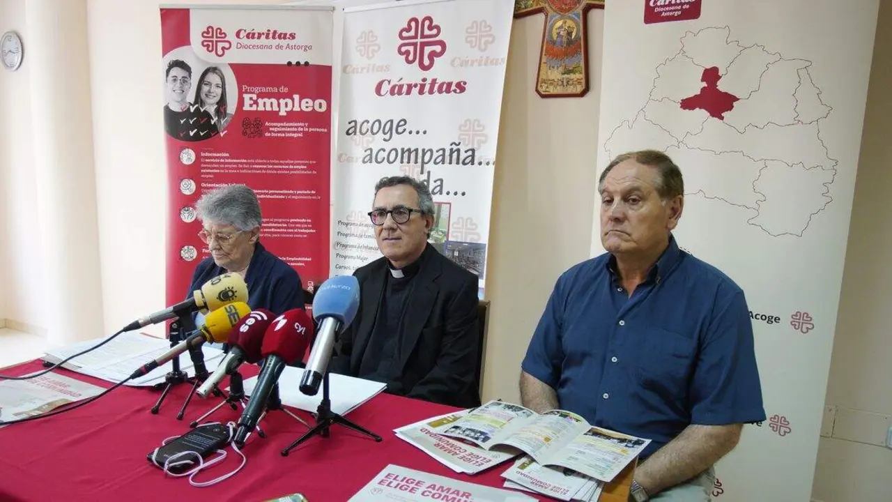 El administrador diocesano de Astorga, Francisco Javier Gay (C), junto a la directora de C&aacute;ritas Diocesana de Astorga, Inmaculada del Peso, y el director de C&aacute;ritas de la UPA de Ponferrada, Amador Pinos (D), durante la presentaci&oacute;n de la Memoria de C&aacute;ritas Diocesana de Astorga 2025