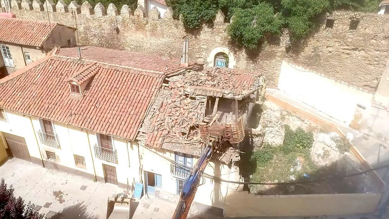 Las demoliciones destapan la antecerca en la plaza del Ca&ntilde;o de Santa Ana tras el derribo de un segundo inmueble expropiado.