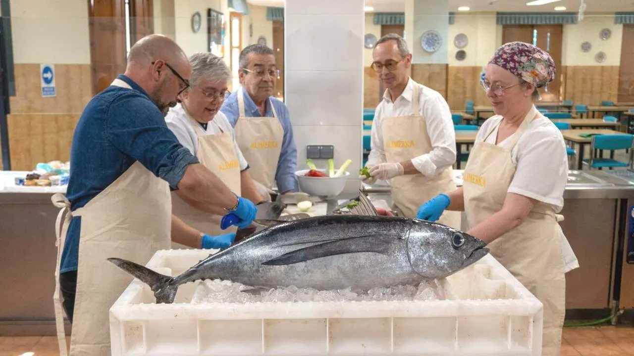 Alimerka dona a ASLECA el primer Bonito del Norte rulado en Avil&eacute;s 1