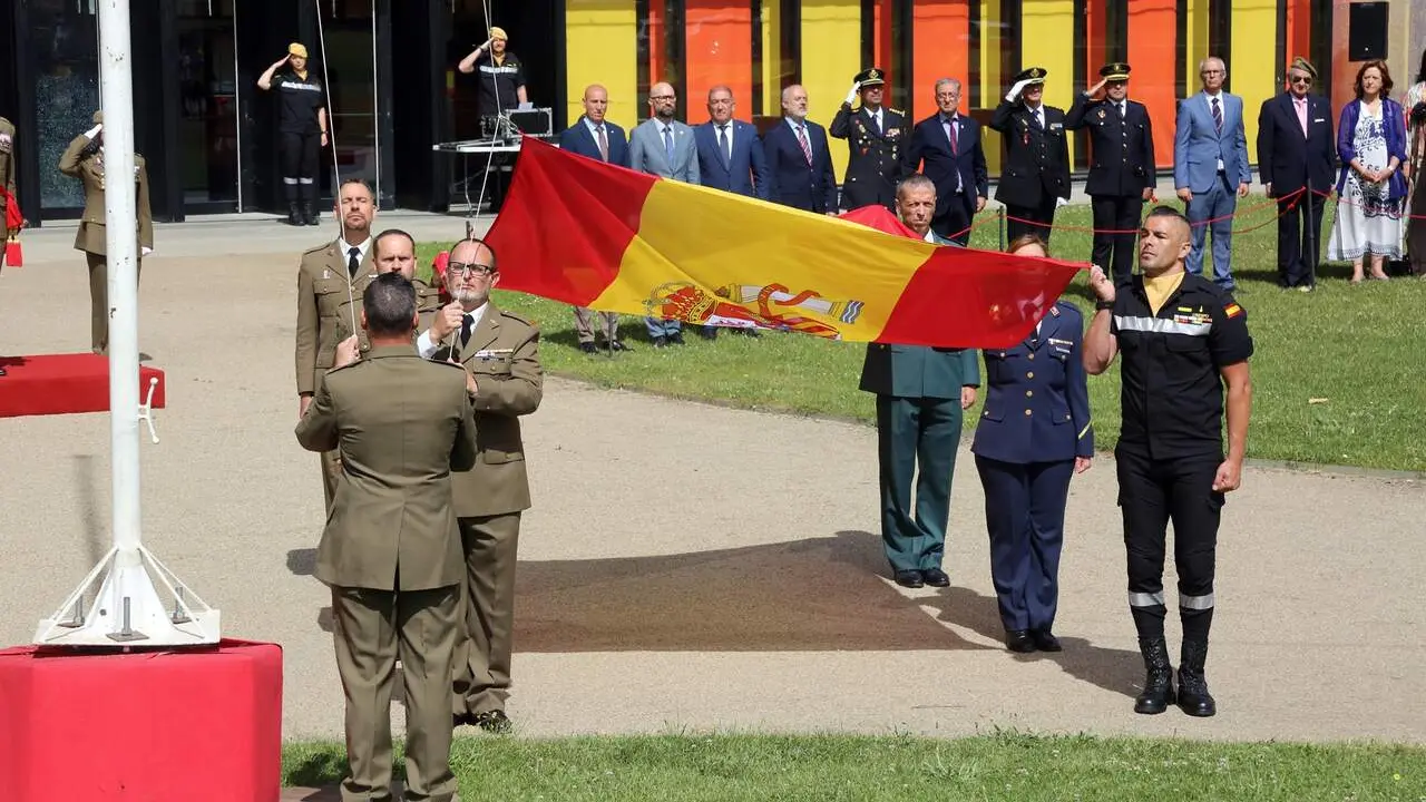 El Palacio de Congresos y Exposiciones de Le&oacute;n celebr&oacute; este martes el D&iacute;a de las Fuerzas Armadas con un izado de bandera y una exposici&oacute;n est&aacute;tica con demostraciones de las distintas unidades militares. Foto: Subdelegaci&oacute;n del Gobierno en Le&oacute;n.