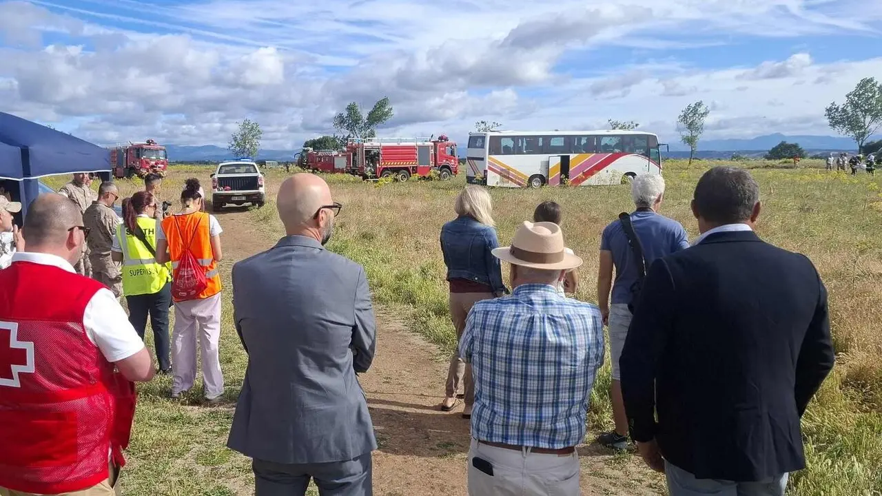 El entorno del Aeropuerto de Le&oacute;n acogi&oacute; este martes un simulacro de accidente a&eacute;reo que moviliz&oacute; a un amplio dispositivo de emergencias, seguridad y asistencia sanitaria en una actuaci&oacute;n dise&ntilde;ada para comprobar la capacidad de respuesta y coordinaci&oacute;n de los distintos organismos implicados.