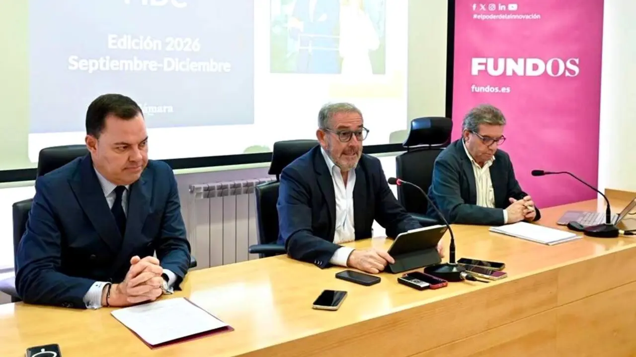 El director general de la Fundaci&oacute;n Obra Social de Castilla y Le&oacute;n, Jos&eacute; Mar&iacute;a Viejo; el presidente de la C&aacute;mara de Comercio de Le&oacute;n, Javier Vega, y el director del Programa Integral de Direcci&oacute;n Comercial de la ESIC Business &amp; Marketing School, Doroteo Gonz&aacute;lez Pastor, presentan un acuerdo de colaboraci&oacute;n