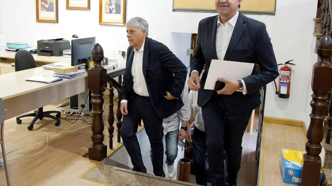 El presidente provincial del Partido Popular, Juan Carlos Su&aacute;rez-Qui&ntilde;ones (C), durante la reuni&oacute;n comarcal con alcaldes, portavoces y otros cargos del PP del Bierzo en la sede del partido en Ponferrada